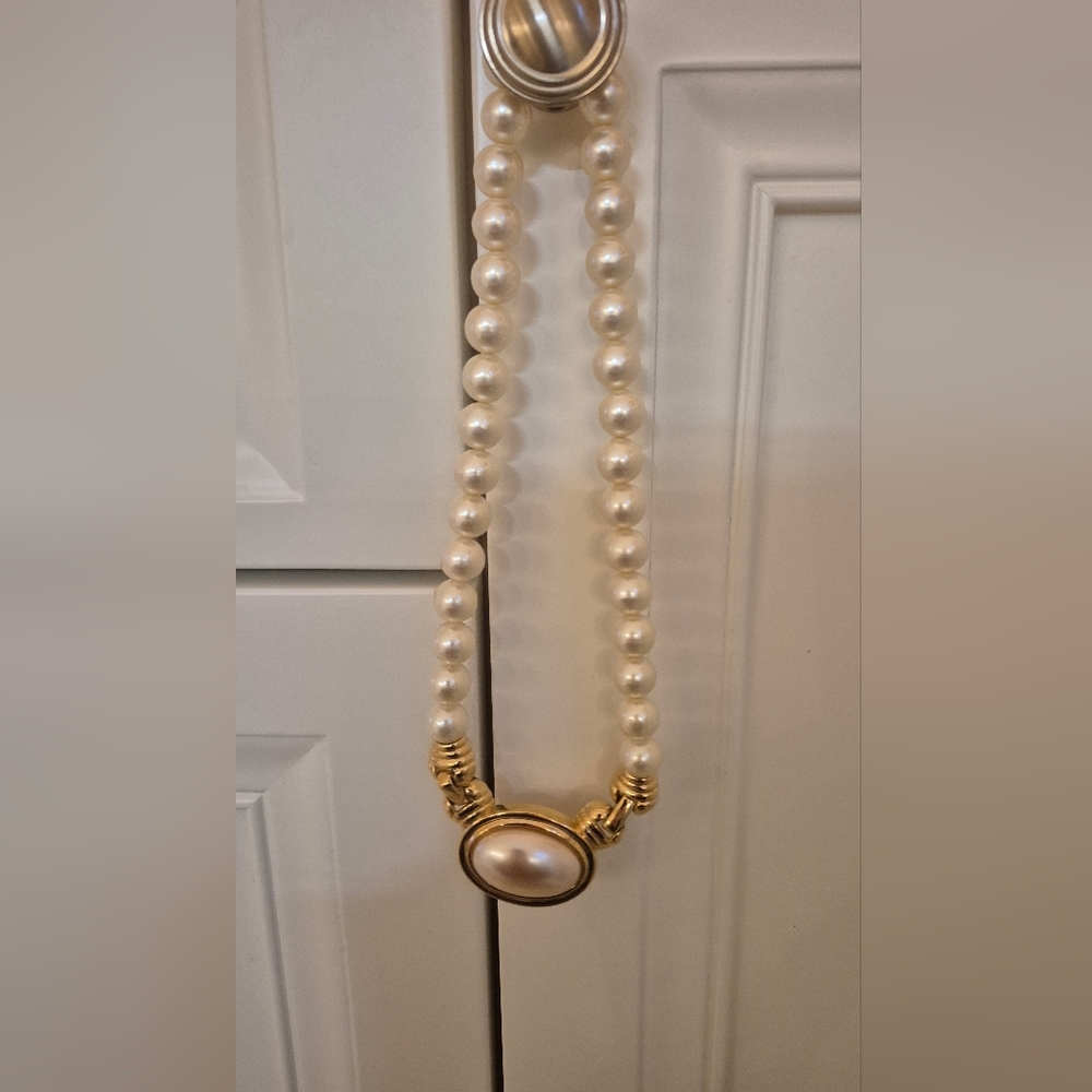 Elegant Pearl and Gold Necklace